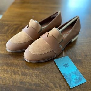 BRAND NEW! Women’s TOMS Tan Vegan Leather/Suede Loafer - Size 8